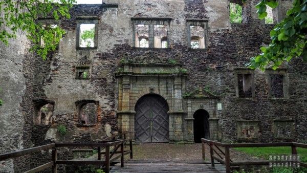 Entrance, Swina Castle