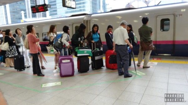 Japan train queue markings - it works!
